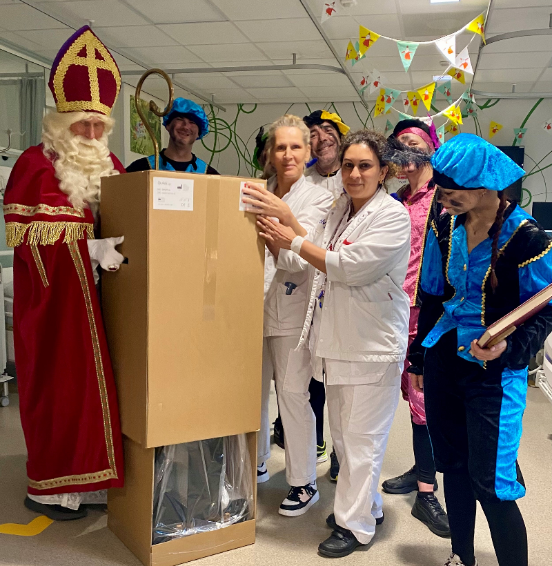 Foto van Sinterklaas die de Vrienden van OLVG een Quick Up geeft